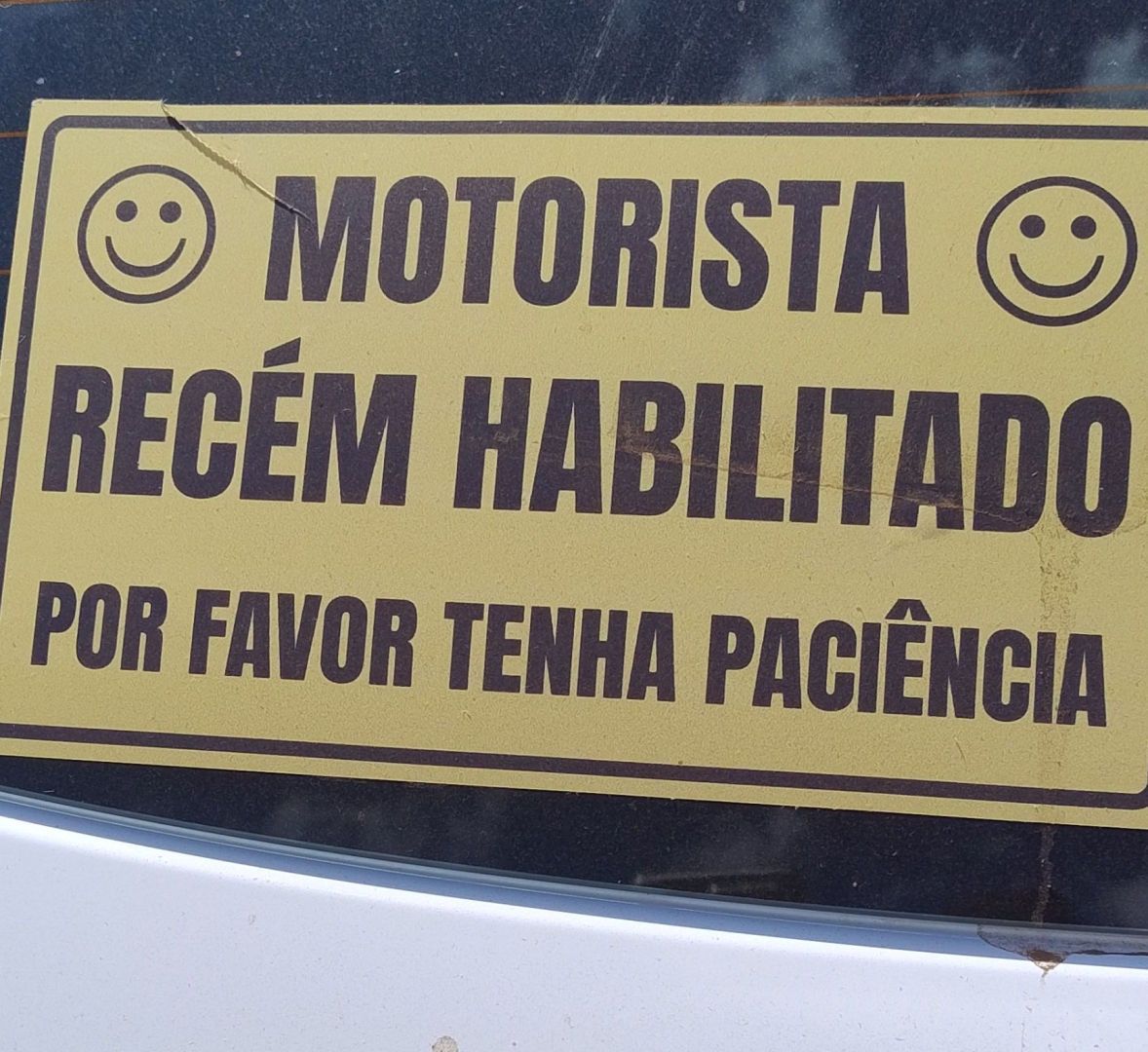Adesivo de carro escrito "motorista recém habilitado, por favor tenha paciência"

Sticker on a car written "newly qualified driver, please be patient"
